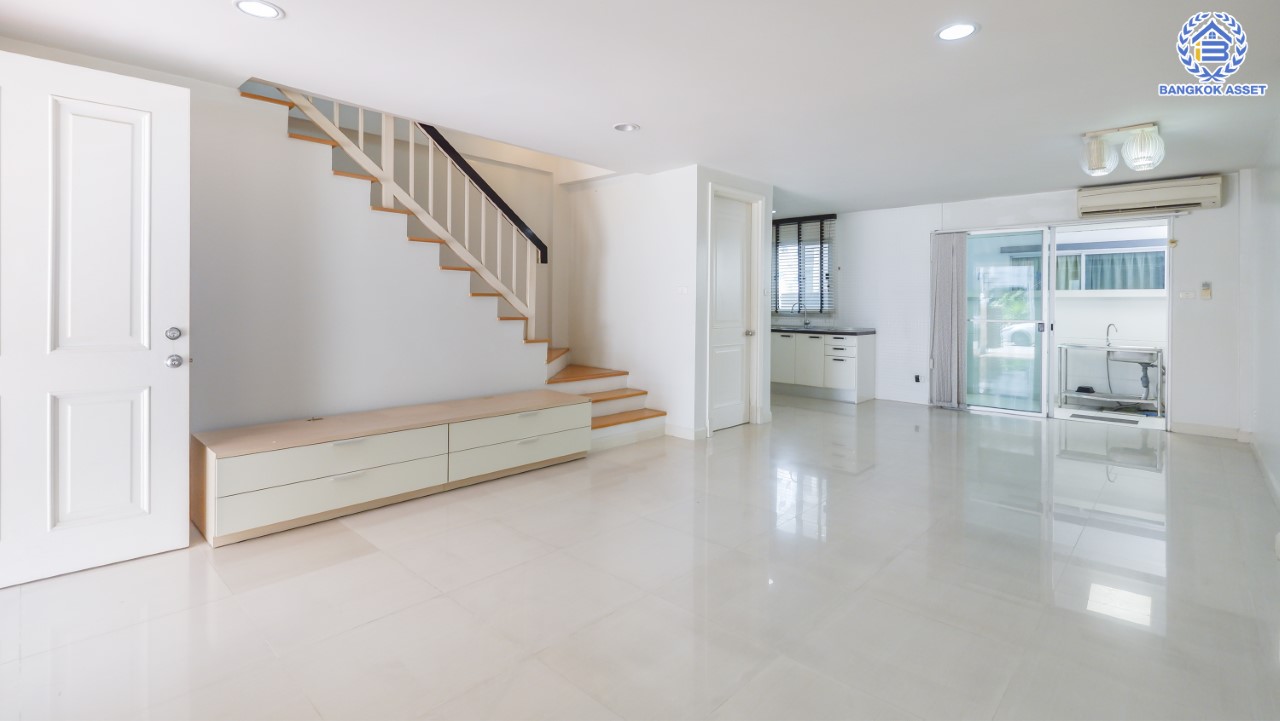 บ้านมือสองตกแต่งใหม่ ทาวน์โฮม 3 ชั้นหลังใหญ่ ม.พลัสซิตี้พาร์ค สนามบินน้ำ เนื้อที่ 22.9 ตร.ว. ฟังก์ชัน 3 ห้องนอน 3 ห้องน้ำ จอดรถได้ 2 คัน บนทำเลโซนเมือง! ใกล้สถานที่ราชการหลายแห่ง เซ็นทรัลรัตนาธิเบศร์ และรถไฟฟ้า "สถานีแยกนนทบุรี1"